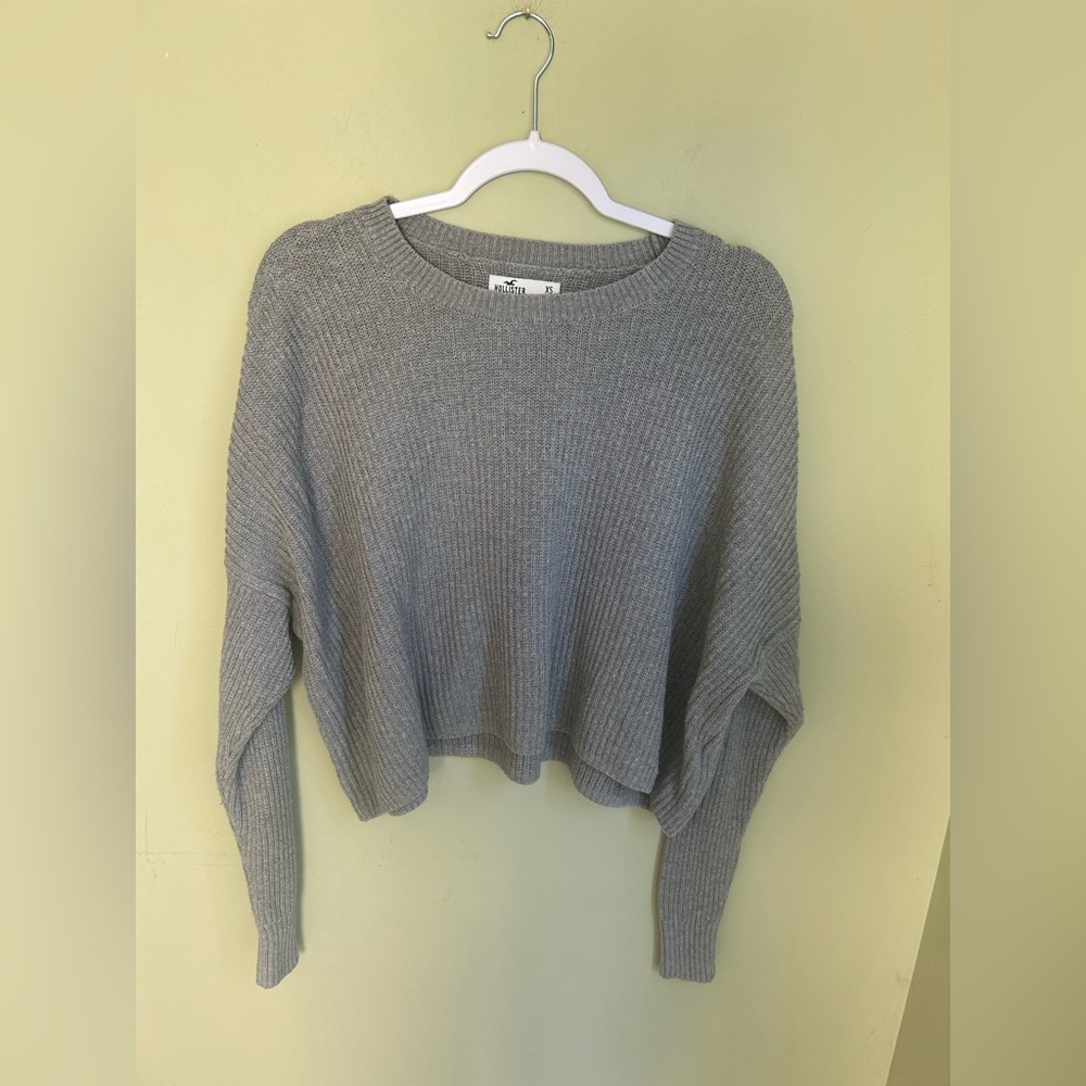 Hollister XS grey cropped knit sweater. Slouchy cut, dropped shoulder. Very nice